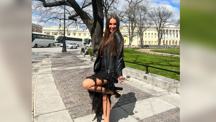 Российская фигуристка сделала фото в юбке и на каблуках